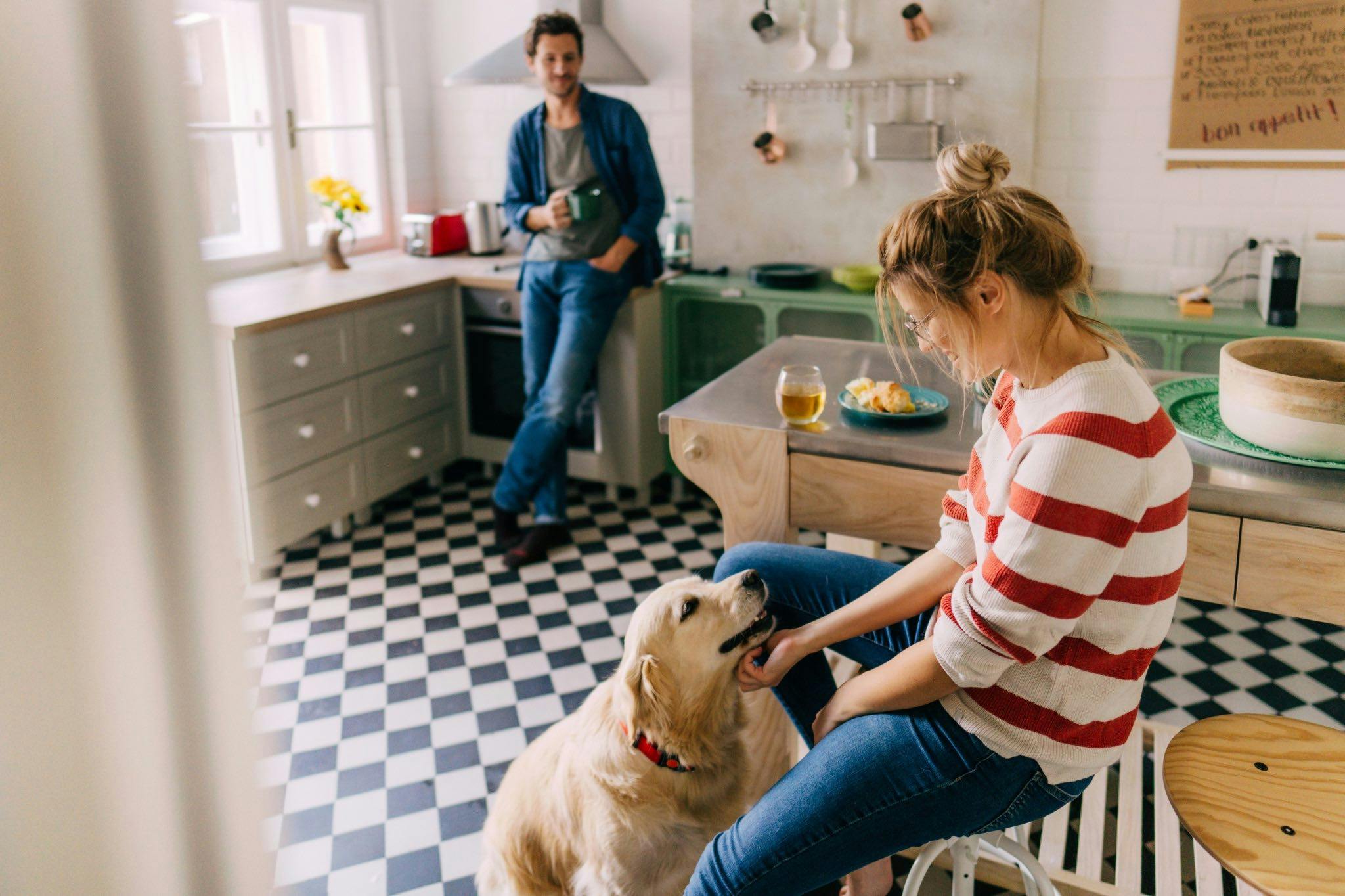 Koppel in keuken met hond